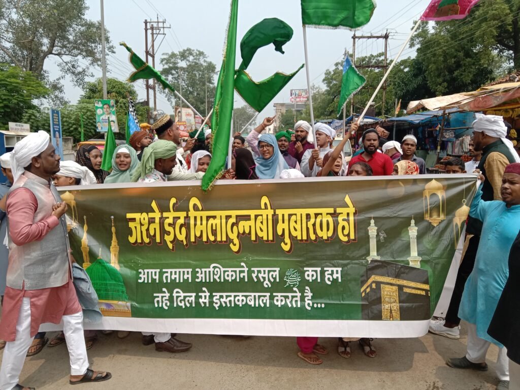 <em>ईद मिलादुन्नबी विशेष--शक्ति शहर में 28 सितंबर को जश्न-ए-ईद मिलादुन्नबी पर जुलुस-ए-मोहम्मदी निकाली गई,हुजुर नबी पैगम्बर मुहम्मद सल्लल्लाहु अलैहि वसल्लम की मुए मुबारक की जियारत जामा मस्जिद सक्ती मे करवाई गई</em>, शक्ति के विभिन्न संगठनों ने किया जुलूस का स्वागत <em>ईद मिलादुन्नबी विशेष--शक्ति शहर में 28 सितंबर को जश्न-ए-ईद मिलादुन्नबी पर जुलुस-ए-मोहम्मदी निकाली गई,हुजुर नबी पैगम्बर मुहम्मद सल्लल्लाहु अलैहि वसल्लम की मुए मुबारक की जियारत जामा मस्जिद सक्ती मे करवाई गई</em>, शक्ति के विभिन्न संगठनों ने किया जुलूस का स्वागत kshititech