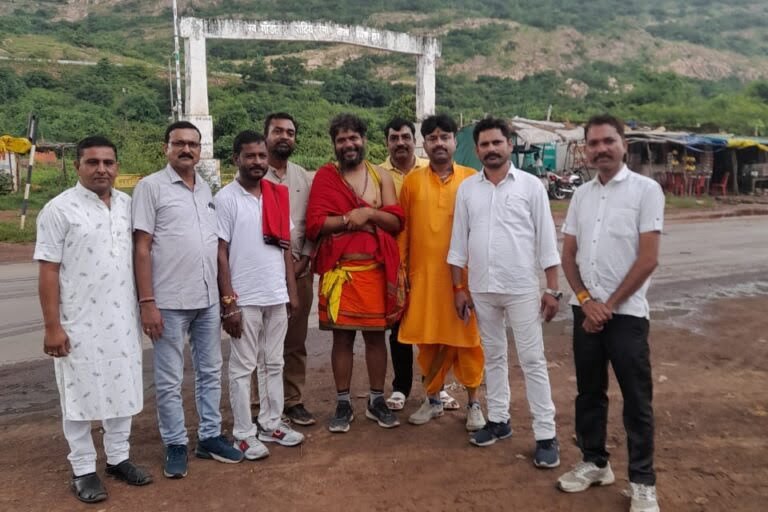 <em>हमर भांचा राम,राम जी की आस्था का अभूतपूर्व जुनून--राम वन गमन पथ पदयात्रा लेकर सकती पहुंचे मनोज चतुर्वेदी,सक्ति एवं बाराद्वार में हुआ जोरदार स्वागत, बाराद्वार के महेश शर्मा ने शक्ति की प्रवेश सीमा पर किया मनोज का स्वागत</em> kshititech