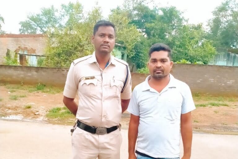 <em>शक्ति जिला पुलिस की खबरें एक साथ-- एसपी अहीरे ने जिले वासियों से कहा- अपने मकान को न छोड़े सुना, डभरा में पकड़ी गई शराब, तो वही शक्ति थाने में भी हुई पुलिस की शराब को लेकर कार्रवाई ,शक्ति जिला पुलिस अपराधों पर अंकुश लगाने सक्रिय</em>, सरपंच पति को किया पुलिस ने जेल दाखिल kshititech