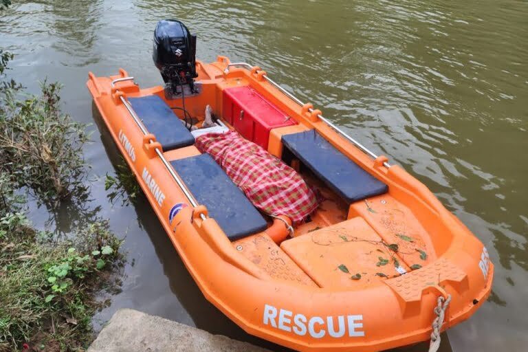 <em>शक्ति जिला पुलिस की खबरें एक साथ-- एसपी अहीरे ने जिले वासियों से कहा- अपने मकान को न छोड़े सुना, डभरा में पकड़ी गई शराब, तो वही शक्ति थाने में भी हुई पुलिस की शराब को लेकर कार्रवाई ,शक्ति जिला पुलिस अपराधों पर अंकुश लगाने सक्रिय</em>, सरपंच पति को किया पुलिस ने जेल दाखिल kshititech