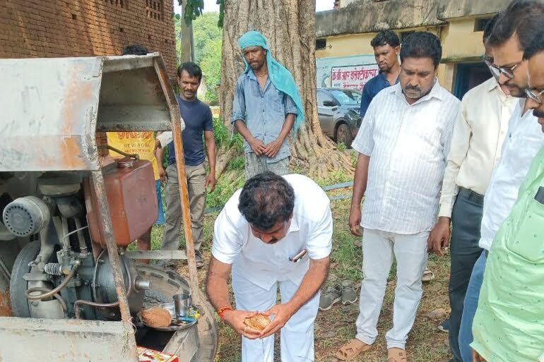 शक्ति मंडी क्षेत्र में हो रहे ढेरो विकास कार्य--<em>मंडी अध्यक्ष रूपनारायण साहू ने किया 11 लाख की लागत से बनने वाली सीसी रोड का भूमिपूजन, जिला प्रतिनिधि गुलजार सिंह के प्रयासों से विधानसभा अध्यक्ष महंत ने दिलवाई स्वीकृति</em>, मंडी अध्यक्ष ने कहा-- पहले लोगों ने नहीं देखा मंडी बोर्ड से इतना अधिक निर्माण कार्य kshititech