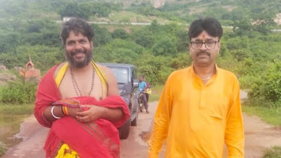 <em>हमर भांचा राम,राम जी की आस्था का अभूतपूर्व जुनून--राम वन गमन पथ पदयात्रा लेकर सकती पहुंचे मनोज चतुर्वेदी,सक्ति एवं बाराद्वार में हुआ जोरदार स्वागत, बाराद्वार के महेश शर्मा ने शक्ति की प्रवेश सीमा पर किया मनोज का स्वागत</em> kshititech