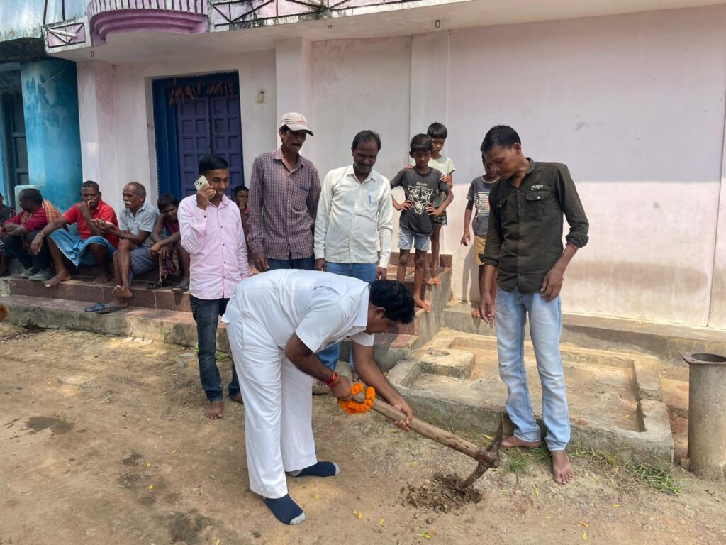शक्ति मंडी क्षेत्र में बह रही विकास की गंगा-- <em>मंडी अध्यक्ष रूपनारायण साहू ने किया ग्राम पंचायत हरदा के आश्रित ग्राम गौरमुडा में सीसी रोड का भूमि पूजन, करीब 7 लाख की लागत से बनेगी नई सीसी रोड, जिला प्रतिनिधि ठाकुर गुलजार सिंह के प्रयासों से विधानसभा अध्यक्ष महंत ने दिलवाई स्वीकृति</em> शक्ति मंडी क्षेत्र में बह रही विकास की गंगा-- <em>मंडी अध्यक्ष रूपनारायण साहू ने किया ग्राम पंचायत हरदा के आश्रित ग्राम गौरमुडा में सीसी रोड का भूमि पूजन, करीब 7 लाख की लागत से बनेगी नई सीसी रोड, जिला प्रतिनिधि ठाकुर गुलजार सिंह के प्रयासों से विधानसभा अध्यक्ष महंत ने दिलवाई स्वीकृति</em> kshititech