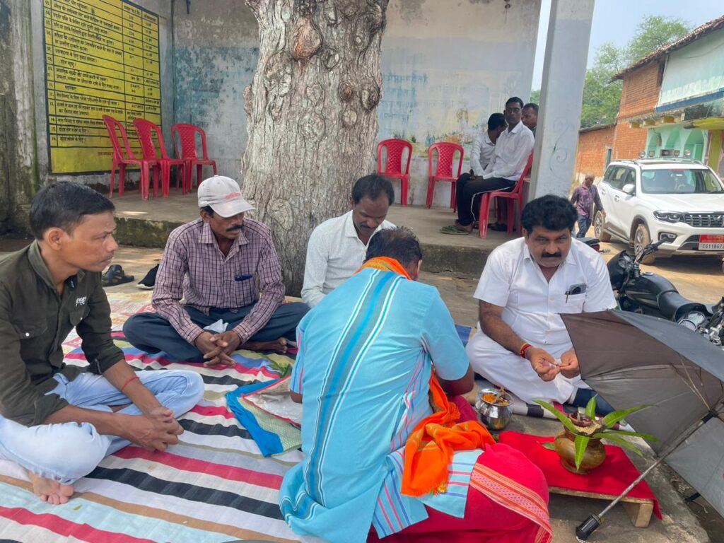 शक्ति मंडी क्षेत्र में बह रही विकास की गंगा-- <em>मंडी अध्यक्ष रूपनारायण साहू ने किया ग्राम पंचायत हरदा के आश्रित ग्राम गौरमुडा में सीसी रोड का भूमि पूजन, करीब 7 लाख की लागत से बनेगी नई सीसी रोड, जिला प्रतिनिधि ठाकुर गुलजार सिंह के प्रयासों से विधानसभा अध्यक्ष महंत ने दिलवाई स्वीकृति</em> शक्ति मंडी क्षेत्र में बह रही विकास की गंगा-- <em>मंडी अध्यक्ष रूपनारायण साहू ने किया ग्राम पंचायत हरदा के आश्रित ग्राम गौरमुडा में सीसी रोड का भूमि पूजन, करीब 7 लाख की लागत से बनेगी नई सीसी रोड, जिला प्रतिनिधि ठाकुर गुलजार सिंह के प्रयासों से विधानसभा अध्यक्ष महंत ने दिलवाई स्वीकृति</em> kshititech