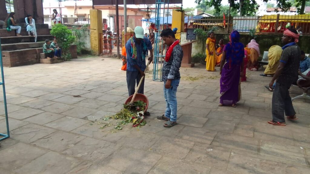 अड़भार में स्वच्छता का जुनून,लोगों ने हाथों में उठाई झाड़ू--<em>नगर पंचायत अड़भार में 1 अक्टूबर को स्वच्छता ही सेवा पखवाड़े के अंतर्गत लोगों ने किया श्रमदान, शहर के विभिन्न वार्डों में चला विशेष स्वच्छता अभियान, सीएमओ,विधायक प्रतिनिधि ,सहित सफाई दरोगा भी रहे मौजूद</em> अड़भार में स्वच्छता का जुनून,लोगों ने हाथों में उठाई झाड़ू--<em>नगर पंचायत अड़भार में 1 अक्टूबर को स्वच्छता ही सेवा पखवाड़े के अंतर्गत लोगों ने किया श्रमदान, शहर के विभिन्न वार्डों में चला विशेष स्वच्छता अभियान, सीएमओ,विधायक प्रतिनिधि ,सहित सफाई दरोगा भी रहे मौजूद</em> kshititech