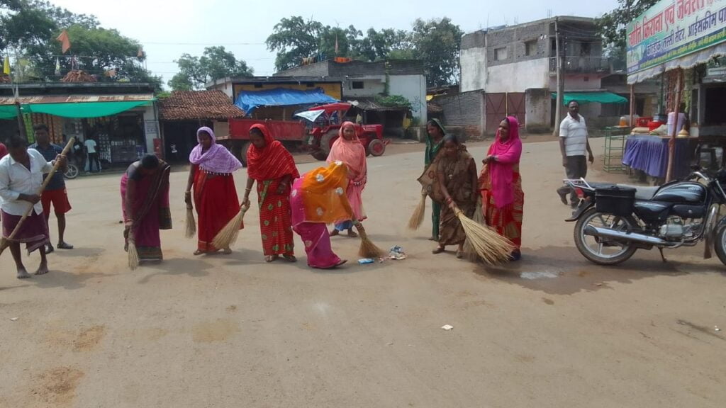 अड़भार में स्वच्छता का जुनून,लोगों ने हाथों में उठाई झाड़ू--<em>नगर पंचायत अड़भार में 1 अक्टूबर को स्वच्छता ही सेवा पखवाड़े के अंतर्गत लोगों ने किया श्रमदान, शहर के विभिन्न वार्डों में चला विशेष स्वच्छता अभियान, सीएमओ,विधायक प्रतिनिधि ,सहित सफाई दरोगा भी रहे मौजूद</em> अड़भार में स्वच्छता का जुनून,लोगों ने हाथों में उठाई झाड़ू--<em>नगर पंचायत अड़भार में 1 अक्टूबर को स्वच्छता ही सेवा पखवाड़े के अंतर्गत लोगों ने किया श्रमदान, शहर के विभिन्न वार्डों में चला विशेष स्वच्छता अभियान, सीएमओ,विधायक प्रतिनिधि ,सहित सफाई दरोगा भी रहे मौजूद</em> kshititech