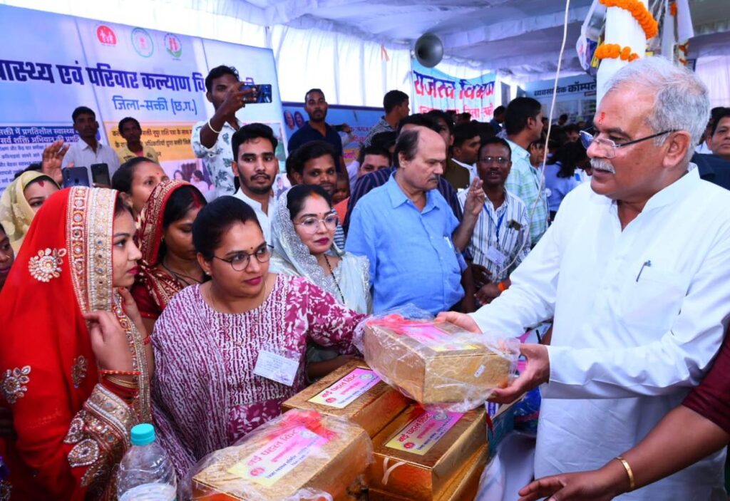 <em>मालखरौदा बनेगी नगर पंचायत तो वही चंद्रपुर को मिला सामुदायिक स्वास्थ्य केंद्र, मुख्यमंत्री बघेल ने कहा- 5 साल में हमने बनाई 100 तहसील, पीएससी घोटाले में जो भी दोषी होंगे नहीं बक्शा जायेगा उन्हें,अरबो रुपए की सौगात दे गए मुख्यमंत्री बघेल,अड़भार से कांग्रेस नेता ज्योतिष गर्ग भी पहुंचे सैकड़ो कार्यकर्ताओं के साथ सीएम का स्वागत करने, बघेल ने कहा भाजपा के 15 साल के राज में आदिवासियों की एक लाख एकड़ जमीनों को दे दिया गया उद्योगों को, शक्ति जिला कांग्रेस अध्यक्ष दादू जायसवाल, नरेश गेवाडीन सहित कांग्रेस जनों ने भी किया सीएम का स्वागत</em> <em>मालखरौदा बनेगी नगर पंचायत तो वही चंद्रपुर को मिला सामुदायिक स्वास्थ्य केंद्र, मुख्यमंत्री बघेल ने कहा- 5 साल में हमने बनाई 100 तहसील, पीएससी घोटाले में जो भी दोषी होंगे नहीं बक्शा जायेगा उन्हें,अरबो रुपए की सौगात दे गए मुख्यमंत्री बघेल,अड़भार से कांग्रेस नेता ज्योतिष गर्ग भी पहुंचे सैकड़ो कार्यकर्ताओं के साथ सीएम का स्वागत करने, बघेल ने कहा भाजपा के 15 साल के राज में आदिवासियों की एक लाख एकड़ जमीनों को दे दिया गया उद्योगों को, शक्ति जिला कांग्रेस अध्यक्ष दादू जायसवाल, नरेश गेवाडीन सहित कांग्रेस जनों ने भी किया सीएम का स्वागत</em> kshititech