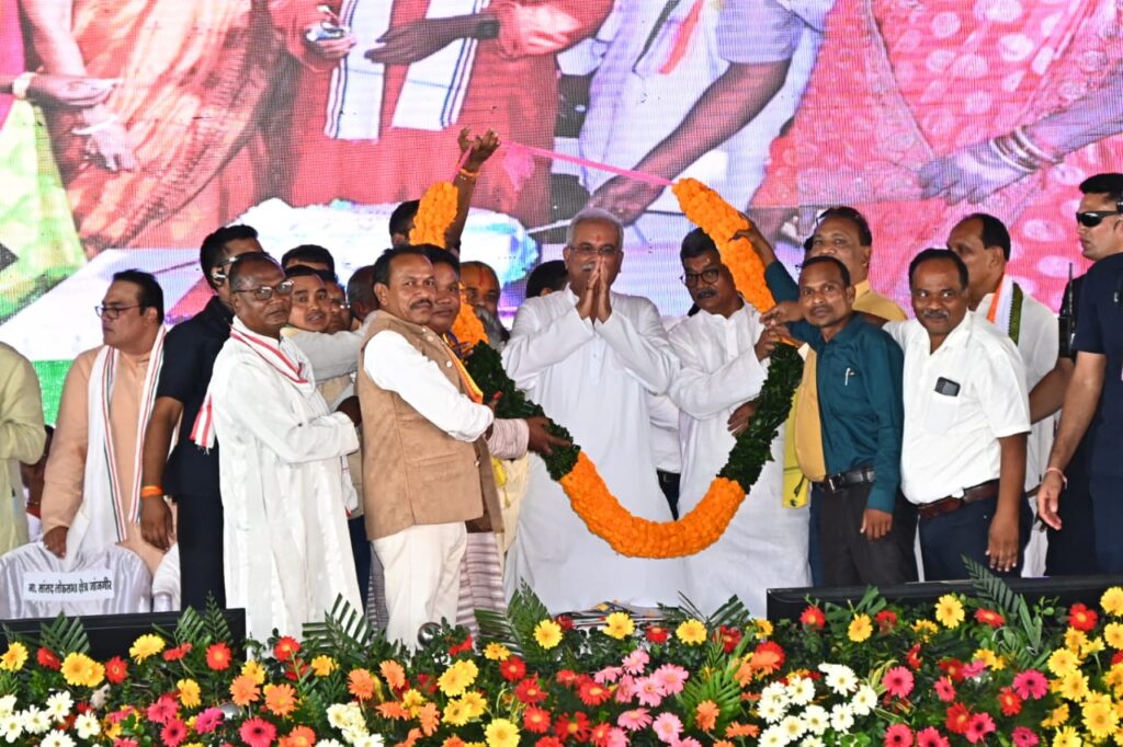 <em>मालखरौदा बनेगी नगर पंचायत तो वही चंद्रपुर को मिला सामुदायिक स्वास्थ्य केंद्र, मुख्यमंत्री बघेल ने कहा- 5 साल में हमने बनाई 100 तहसील, पीएससी घोटाले में जो भी दोषी होंगे नहीं बक्शा जायेगा उन्हें,अरबो रुपए की सौगात दे गए मुख्यमंत्री बघेल,अड़भार से कांग्रेस नेता ज्योतिष गर्ग भी पहुंचे सैकड़ो कार्यकर्ताओं के साथ सीएम का स्वागत करने, बघेल ने कहा भाजपा के 15 साल के राज में आदिवासियों की एक लाख एकड़ जमीनों को दे दिया गया उद्योगों को, शक्ति जिला कांग्रेस अध्यक्ष दादू जायसवाल, नरेश गेवाडीन सहित कांग्रेस जनों ने भी किया सीएम का स्वागत</em> <em>मालखरौदा बनेगी नगर पंचायत तो वही चंद्रपुर को मिला सामुदायिक स्वास्थ्य केंद्र, मुख्यमंत्री बघेल ने कहा- 5 साल में हमने बनाई 100 तहसील, पीएससी घोटाले में जो भी दोषी होंगे नहीं बक्शा जायेगा उन्हें,अरबो रुपए की सौगात दे गए मुख्यमंत्री बघेल,अड़भार से कांग्रेस नेता ज्योतिष गर्ग भी पहुंचे सैकड़ो कार्यकर्ताओं के साथ सीएम का स्वागत करने, बघेल ने कहा भाजपा के 15 साल के राज में आदिवासियों की एक लाख एकड़ जमीनों को दे दिया गया उद्योगों को, शक्ति जिला कांग्रेस अध्यक्ष दादू जायसवाल, नरेश गेवाडीन सहित कांग्रेस जनों ने भी किया सीएम का स्वागत</em> kshititech