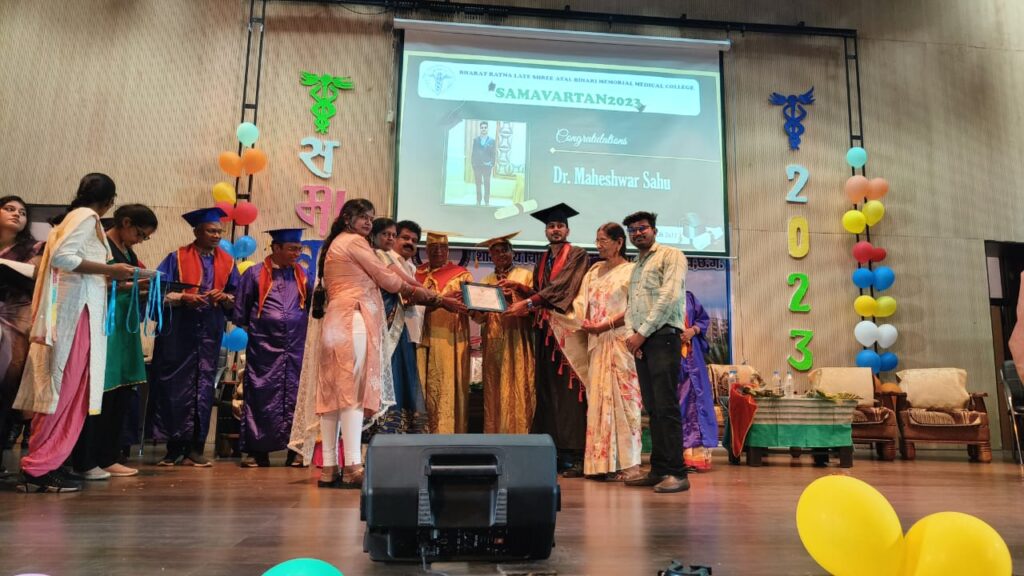 <em>मंडी अध्यक्ष रूपनारायण साहू के सुपुत्र डॉक्टर महेश्वर साहू को मिली एमबीबीएस की डिग्री, 4 अक्टूबर को राजनंदगांव मेडिकल कॉलेज से गौरव प्राप्त हुआ महेश्वर को, क्षेत्र वासियों ने दी बधाई</em>, रूपनारायण साहू ने कहा- बेटे को मिली यह सफलता साहू परिवार के लिए गौरव का विषय, बेटा डॉक्टर महेश्वर करेगा चिकित्सा के क्षेत्र में सेवा <em>मंडी अध्यक्ष रूपनारायण साहू के सुपुत्र डॉक्टर महेश्वर साहू को मिली एमबीबीएस की डिग्री, 4 अक्टूबर को राजनंदगांव मेडिकल कॉलेज से गौरव प्राप्त हुआ महेश्वर को, क्षेत्र वासियों ने दी बधाई</em>, रूपनारायण साहू ने कहा- बेटे को मिली यह सफलता साहू परिवार के लिए गौरव का विषय, बेटा डॉक्टर महेश्वर करेगा चिकित्सा के क्षेत्र में सेवा kshititech