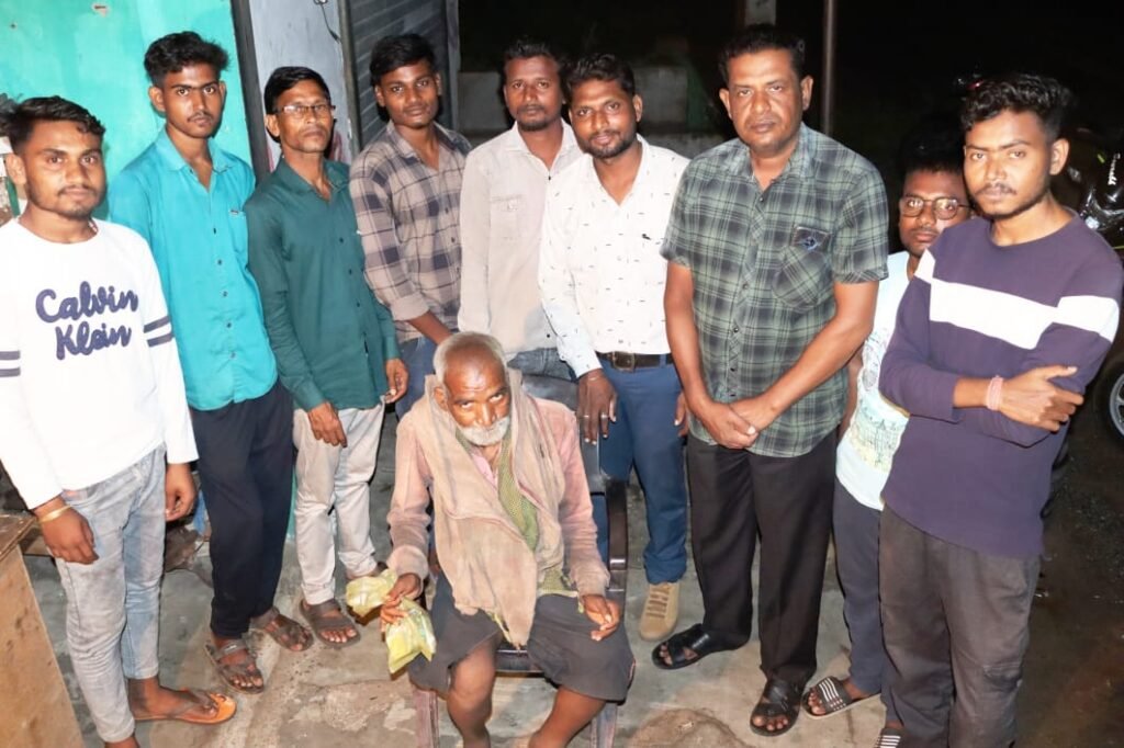 <em>पीआरओ स्टाफ जीवन बने वृद्धजन के मददगार-- कलेक्टर नूपुर ने भी जीवन पटेल के कार्यों की करी प्रशंसा, जनसंपर्क विभाग शक्ति जिले में पदस्थ हैं जीवन पटेल, कलेक्टर नूपुर की तर्ज पर कर्मचारी भी जरूरतमंदों की सेवा एवं अक्षम लोगों को सहयोग के लिए दिखाते हैं तत्परता, एबीसी ग्रुप की मेडिकल किट का वितरण किया सीएम ने</em> kshititech