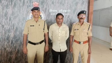<em>चंद घंटे में ही पुलिस ने धर दबोचा पत्नी के हत्यारे को, शक्ति पुलिस टीआई विवेक शर्मा की सक्रियता से पकड़ा गया आरोपी, मामला शक्ति शहर के वार्ड क्रमांक- 18 का, पत्नी के मोबाइल में दूसरे की फोटो देखकर गुस्से में कर दी हत्या,बच्चे के साथ हो गया था फरार</em>, उड़ीसा भागने की फिराक में हत्यारे को रायगढ़ से पकड़ा पुलिस ने <em>चंद घंटे में ही पुलिस ने धर दबोचा पत्नी के हत्यारे को, शक्ति पुलिस टीआई विवेक शर्मा की सक्रियता से पकड़ा गया आरोपी, मामला शक्ति शहर के वार्ड क्रमांक- 18 का, पत्नी के मोबाइल में दूसरे की फोटो देखकर गुस्से में कर दी हत्या,बच्चे के साथ हो गया था फरार</em>, उड़ीसा भागने की फिराक में हत्यारे को रायगढ़ से पकड़ा पुलिस ने kshititech