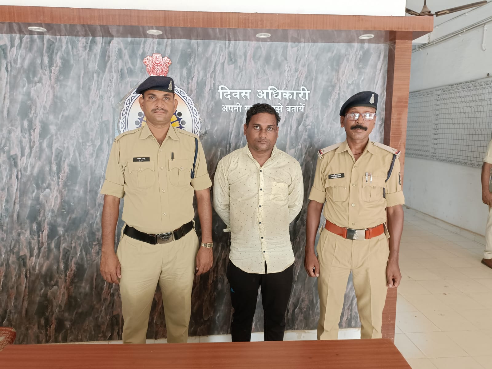 <em>चंद घंटे में ही पुलिस ने धर दबोचा पत्नी के हत्यारे को, शक्ति पुलिस टीआई विवेक शर्मा की सक्रियता से पकड़ा गया आरोपी, मामला शक्ति शहर के वार्ड क्रमांक- 18 का, पत्नी के मोबाइल में दूसरे की फोटो देखकर गुस्से में कर दी हत्या,बच्चे के साथ हो गया था फरार</em>, उड़ीसा भागने की फिराक में हत्यारे को रायगढ़ से पकड़ा पुलिस ने <em>चंद घंटे में ही पुलिस ने धर दबोचा पत्नी के हत्यारे को, शक्ति पुलिस टीआई विवेक शर्मा की सक्रियता से पकड़ा गया आरोपी, मामला शक्ति शहर के वार्ड क्रमांक- 18 का, पत्नी के मोबाइल में दूसरे की फोटो देखकर गुस्से में कर दी हत्या,बच्चे के साथ हो गया था फरार</em>, उड़ीसा भागने की फिराक में हत्यारे को रायगढ़ से पकड़ा पुलिस ने kshititech