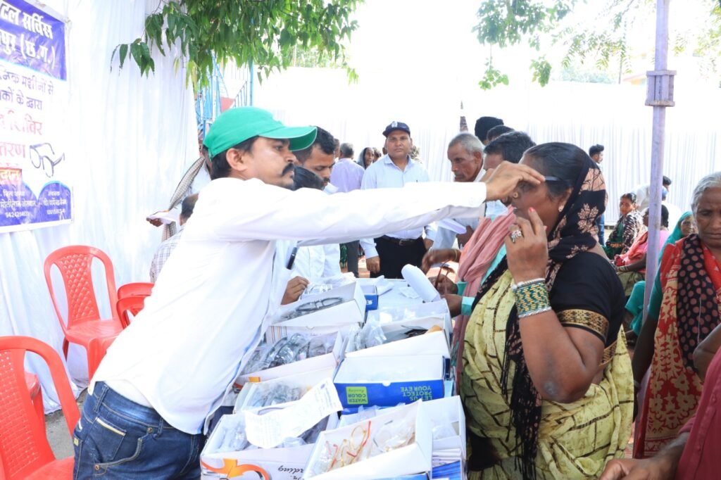 <em>सुल्तानिया के जन्मदिन पर कुष्ट आश्रम सोंठी में हुआ ऐतिहासिक निशुल्क स्वास्थ्य शिविर, हजारों की संख्या में लोगों ने कराई विभिन्न चिकित्सा जांच, छत्तीसगढ़ का सबसे बड़ा निशुल्क स्वास्थ्य शिविर, हरि लीला ट्रस्ट बनारी ने किया था आयोजन, मेधावी छात्र-छात्राओं का भी हुआ सम्मान, लीलाधर ने कहा-- जरूरतमंदों की सेवा कि उनके परिवार का प्रथम लक्ष्य,नेता प्रतिपक्ष भी पहुंचे लीलाधर को बधाई देने,सुल्तानिया ने जनरेटर,वाटर कूलर भी किया भेंट</em> <em>सुल्तानिया के जन्मदिन पर कुष्ट आश्रम सोंठी में हुआ ऐतिहासिक निशुल्क स्वास्थ्य शिविर, हजारों की संख्या में लोगों ने कराई विभिन्न चिकित्सा जांच, छत्तीसगढ़ का सबसे बड़ा निशुल्क स्वास्थ्य शिविर, हरि लीला ट्रस्ट बनारी ने किया था आयोजन, मेधावी छात्र-छात्राओं का भी हुआ सम्मान, लीलाधर ने कहा-- जरूरतमंदों की सेवा कि उनके परिवार का प्रथम लक्ष्य,नेता प्रतिपक्ष भी पहुंचे लीलाधर को बधाई देने,सुल्तानिया ने जनरेटर,वाटर कूलर भी किया भेंट</em> kshititech