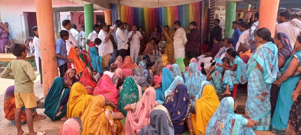 <em>पति को जिताने पत्नी मैदान में-- ज्योत्सना के दौरे में उमड़ रही महिलाओं की भीड़-- महिलाओं ने कहा फेर ए दारी जीताबोन चरणदास ल, बघेल सरकार हमल दिस धान के असली कीमत अऊ पूरा धान के ए दारी करही खरीदी, क्षेत्र में बघेल सरकार की जनकल्याणकारी योजनाओं का दिख रहा जमकर असर</em> <em>पति को जिताने पत्नी मैदान में-- ज्योत्सना के दौरे में उमड़ रही महिलाओं की भीड़-- महिलाओं ने कहा फेर ए दारी जीताबोन चरणदास ल, बघेल सरकार हमल दिस धान के असली कीमत अऊ पूरा धान के ए दारी करही खरीदी, क्षेत्र में बघेल सरकार की जनकल्याणकारी योजनाओं का दिख रहा जमकर असर</em> kshititech