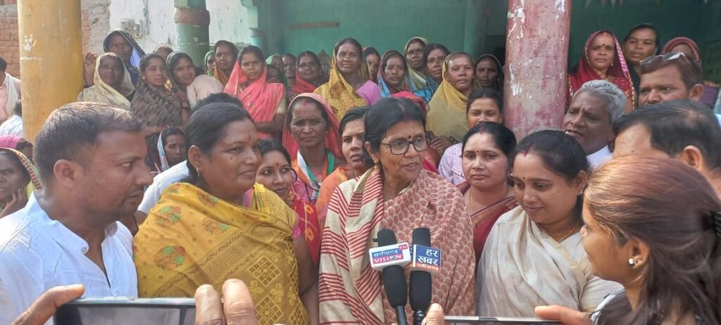 <em>पति को जिताने पत्नी मैदान में-- ज्योत्सना के दौरे में उमड़ रही महिलाओं की भीड़-- महिलाओं ने कहा फेर ए दारी जीताबोन चरणदास ल, बघेल सरकार हमल दिस धान के असली कीमत अऊ पूरा धान के ए दारी करही खरीदी, क्षेत्र में बघेल सरकार की जनकल्याणकारी योजनाओं का दिख रहा जमकर असर</em> <em>पति को जिताने पत्नी मैदान में-- ज्योत्सना के दौरे में उमड़ रही महिलाओं की भीड़-- महिलाओं ने कहा फेर ए दारी जीताबोन चरणदास ल, बघेल सरकार हमल दिस धान के असली कीमत अऊ पूरा धान के ए दारी करही खरीदी, क्षेत्र में बघेल सरकार की जनकल्याणकारी योजनाओं का दिख रहा जमकर असर</em> kshititech