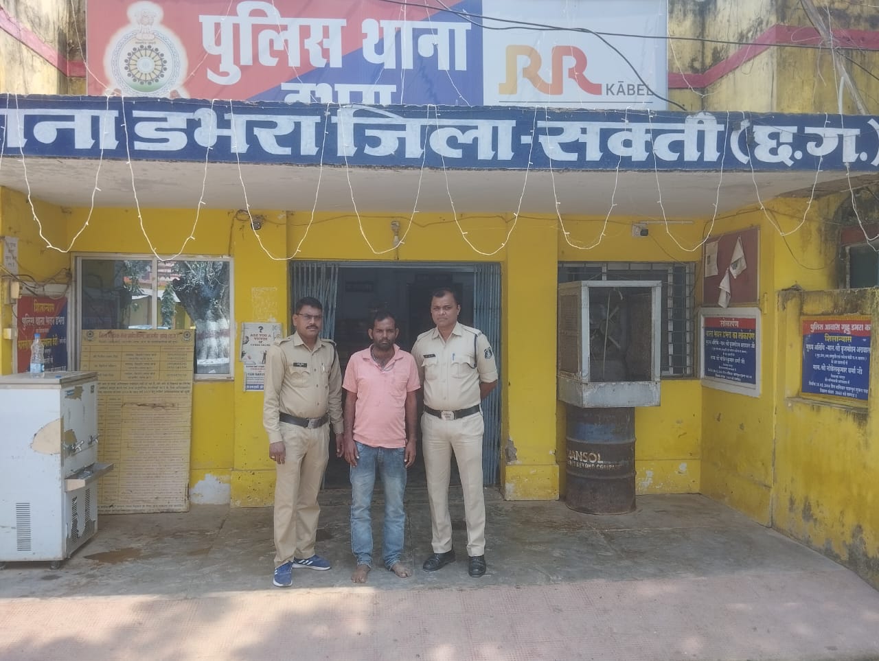 <em>नवरात्रि पर्व पर धार्मिक परिसर में हथियार लहराते युवक को पुलिस में किया गिरफ्तार, डभरा थाना टीआई नरेंद्र यादव की सक्रियता</em>, जिले के पुलिस कप्तान अहीरे के निर्देशन में पुलिस सक्रिय <em>नवरात्रि पर्व पर धार्मिक परिसर में हथियार लहराते युवक को पुलिस में किया गिरफ्तार, डभरा थाना टीआई नरेंद्र यादव की सक्रियता</em>, जिले के पुलिस कप्तान अहीरे के निर्देशन में पुलिस सक्रिय kshititech