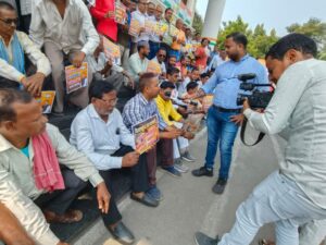 <em>कन्हैया के समर्थन में हजारों समर्थक पहुंचे कांग्रेस भवन-समर्थकों ने कहा नहीं चलेगा पैराशूट प्रत्याशी</em>, 2018 में चुनाव लड़ा था कन्हैया ने, 2023 में कांग्रेस प्रत्याशी बदलने की तैयारी में, दक्षिण विधानसभा में हो रहा संभावित प्रत्याशी को लेकर जमकर विरोध, महंत रामसुंदर दास द्वारा दूधाधारी मठ की जमीन को दुरुपयोग किये जाने को लेकर जमकर हुआ वीडियो वायरल <em>कन्हैया के समर्थन में हजारों समर्थक पहुंचे कांग्रेस भवन-समर्थकों ने कहा नहीं चलेगा पैराशूट प्रत्याशी</em>, 2018 में चुनाव लड़ा था कन्हैया ने, 2023 में कांग्रेस प्रत्याशी बदलने की तैयारी में, दक्षिण विधानसभा में हो रहा संभावित प्रत्याशी को लेकर जमकर विरोध, महंत रामसुंदर दास द्वारा दूधाधारी मठ की जमीन को दुरुपयोग किये जाने को लेकर जमकर हुआ वीडियो वायरल kshititech
