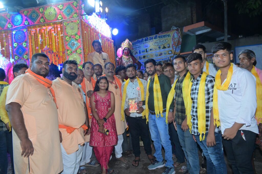 बरसी चंद्रहासिनी की कृपा-- <em>इतिहास रच गई शक्ति से निकली मां चंद्रहासिनी देवी की 24वीं पदयात्रा,50000 लोगों ने पैदल चलकर चंद्रहासिनी देवी का किया दीदार, चंद्रपुर पदयात्रा सेवा समिति ने किया था 18 अक्टूबर को आयोजन</em>, देवी भक्तों ने कहा ऐसी यात्रा नहीं देखी उन्होंने कही भी, साक्षात माता चंद्रहासिनी देवी की कृपा बरसी पैदल पदयात्रियों पर बरसी चंद्रहासिनी की कृपा-- <em>इतिहास रच गई शक्ति से निकली मां चंद्रहासिनी देवी की 24वीं पदयात्रा,50000 लोगों ने पैदल चलकर चंद्रहासिनी देवी का किया दीदार, चंद्रपुर पदयात्रा सेवा समिति ने किया था 18 अक्टूबर को आयोजन</em>, देवी भक्तों ने कहा ऐसी यात्रा नहीं देखी उन्होंने कही भी, साक्षात माता चंद्रहासिनी देवी की कृपा बरसी पैदल पदयात्रियों पर kshititech