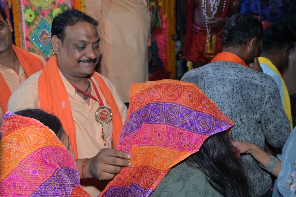 बरसी चंद्रहासिनी की कृपा-- <em>इतिहास रच गई शक्ति से निकली मां चंद्रहासिनी देवी की 24वीं पदयात्रा,50000 लोगों ने पैदल चलकर चंद्रहासिनी देवी का किया दीदार, चंद्रपुर पदयात्रा सेवा समिति ने किया था 18 अक्टूबर को आयोजन</em>, देवी भक्तों ने कहा ऐसी यात्रा नहीं देखी उन्होंने कही भी, साक्षात माता चंद्रहासिनी देवी की कृपा बरसी पैदल पदयात्रियों पर बरसी चंद्रहासिनी की कृपा-- <em>इतिहास रच गई शक्ति से निकली मां चंद्रहासिनी देवी की 24वीं पदयात्रा,50000 लोगों ने पैदल चलकर चंद्रहासिनी देवी का किया दीदार, चंद्रपुर पदयात्रा सेवा समिति ने किया था 18 अक्टूबर को आयोजन</em>, देवी भक्तों ने कहा ऐसी यात्रा नहीं देखी उन्होंने कही भी, साक्षात माता चंद्रहासिनी देवी की कृपा बरसी पैदल पदयात्रियों पर kshititech