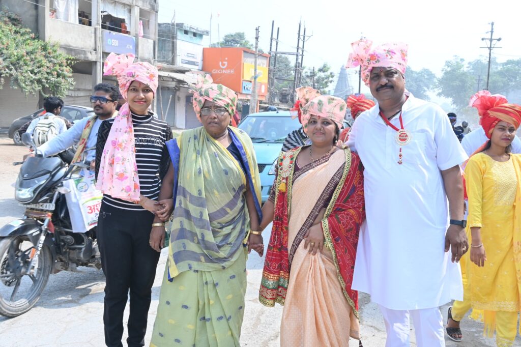 बरसी चंद्रहासिनी की कृपा-- <em>इतिहास रच गई शक्ति से निकली मां चंद्रहासिनी देवी की 24वीं पदयात्रा,50000 लोगों ने पैदल चलकर चंद्रहासिनी देवी का किया दीदार, चंद्रपुर पदयात्रा सेवा समिति ने किया था 18 अक्टूबर को आयोजन</em>, देवी भक्तों ने कहा ऐसी यात्रा नहीं देखी उन्होंने कही भी, साक्षात माता चंद्रहासिनी देवी की कृपा बरसी पैदल पदयात्रियों पर बरसी चंद्रहासिनी की कृपा-- <em>इतिहास रच गई शक्ति से निकली मां चंद्रहासिनी देवी की 24वीं पदयात्रा,50000 लोगों ने पैदल चलकर चंद्रहासिनी देवी का किया दीदार, चंद्रपुर पदयात्रा सेवा समिति ने किया था 18 अक्टूबर को आयोजन</em>, देवी भक्तों ने कहा ऐसी यात्रा नहीं देखी उन्होंने कही भी, साक्षात माता चंद्रहासिनी देवी की कृपा बरसी पैदल पदयात्रियों पर kshititech