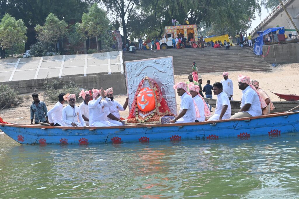 बरसी चंद्रहासिनी की कृपा-- <em>इतिहास रच गई शक्ति से निकली मां चंद्रहासिनी देवी की 24वीं पदयात्रा,50000 लोगों ने पैदल चलकर चंद्रहासिनी देवी का किया दीदार, चंद्रपुर पदयात्रा सेवा समिति ने किया था 18 अक्टूबर को आयोजन</em>, देवी भक्तों ने कहा ऐसी यात्रा नहीं देखी उन्होंने कही भी, साक्षात माता चंद्रहासिनी देवी की कृपा बरसी पैदल पदयात्रियों पर बरसी चंद्रहासिनी की कृपा-- <em>इतिहास रच गई शक्ति से निकली मां चंद्रहासिनी देवी की 24वीं पदयात्रा,50000 लोगों ने पैदल चलकर चंद्रहासिनी देवी का किया दीदार, चंद्रपुर पदयात्रा सेवा समिति ने किया था 18 अक्टूबर को आयोजन</em>, देवी भक्तों ने कहा ऐसी यात्रा नहीं देखी उन्होंने कही भी, साक्षात माता चंद्रहासिनी देवी की कृपा बरसी पैदल पदयात्रियों पर kshititech