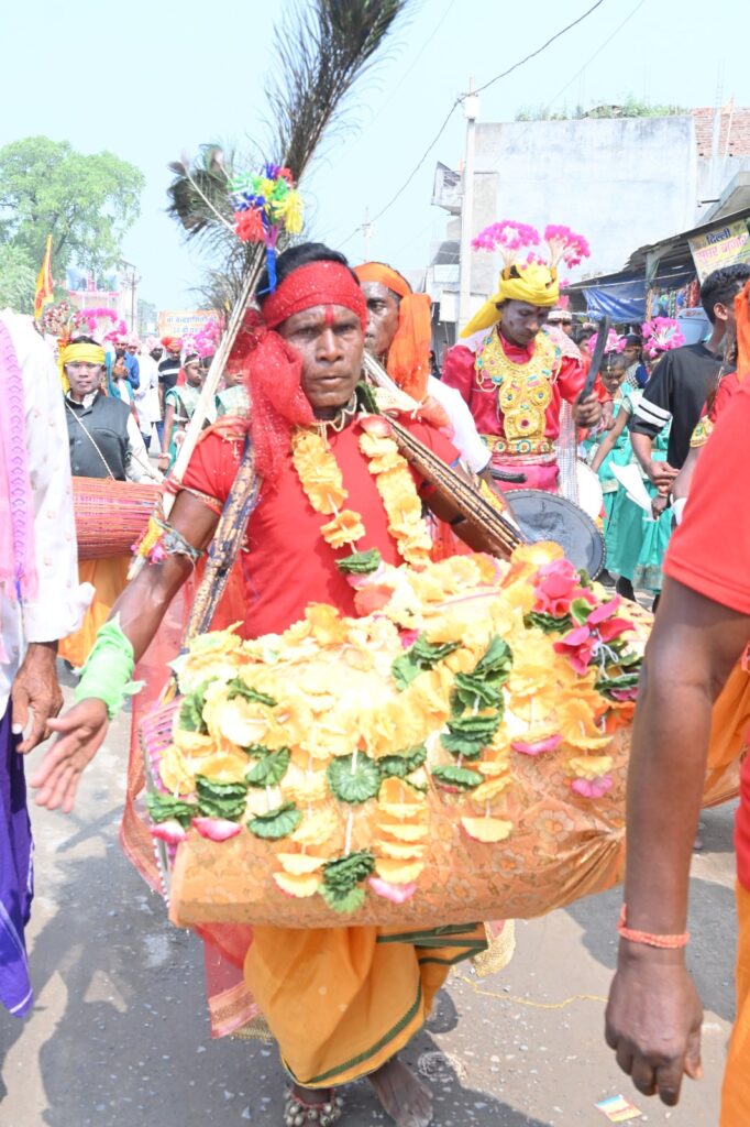 बरसी चंद्रहासिनी की कृपा-- <em>इतिहास रच गई शक्ति से निकली मां चंद्रहासिनी देवी की 24वीं पदयात्रा,50000 लोगों ने पैदल चलकर चंद्रहासिनी देवी का किया दीदार, चंद्रपुर पदयात्रा सेवा समिति ने किया था 18 अक्टूबर को आयोजन</em>, देवी भक्तों ने कहा ऐसी यात्रा नहीं देखी उन्होंने कही भी, साक्षात माता चंद्रहासिनी देवी की कृपा बरसी पैदल पदयात्रियों पर बरसी चंद्रहासिनी की कृपा-- <em>इतिहास रच गई शक्ति से निकली मां चंद्रहासिनी देवी की 24वीं पदयात्रा,50000 लोगों ने पैदल चलकर चंद्रहासिनी देवी का किया दीदार, चंद्रपुर पदयात्रा सेवा समिति ने किया था 18 अक्टूबर को आयोजन</em>, देवी भक्तों ने कहा ऐसी यात्रा नहीं देखी उन्होंने कही भी, साक्षात माता चंद्रहासिनी देवी की कृपा बरसी पैदल पदयात्रियों पर kshititech