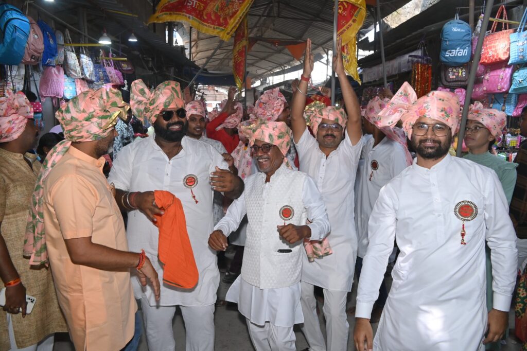 बरसी चंद्रहासिनी की कृपा-- <em>इतिहास रच गई शक्ति से निकली मां चंद्रहासिनी देवी की 24वीं पदयात्रा,50000 लोगों ने पैदल चलकर चंद्रहासिनी देवी का किया दीदार, चंद्रपुर पदयात्रा सेवा समिति ने किया था 18 अक्टूबर को आयोजन</em>, देवी भक्तों ने कहा ऐसी यात्रा नहीं देखी उन्होंने कही भी, साक्षात माता चंद्रहासिनी देवी की कृपा बरसी पैदल पदयात्रियों पर बरसी चंद्रहासिनी की कृपा-- <em>इतिहास रच गई शक्ति से निकली मां चंद्रहासिनी देवी की 24वीं पदयात्रा,50000 लोगों ने पैदल चलकर चंद्रहासिनी देवी का किया दीदार, चंद्रपुर पदयात्रा सेवा समिति ने किया था 18 अक्टूबर को आयोजन</em>, देवी भक्तों ने कहा ऐसी यात्रा नहीं देखी उन्होंने कही भी, साक्षात माता चंद्रहासिनी देवी की कृपा बरसी पैदल पदयात्रियों पर kshititech