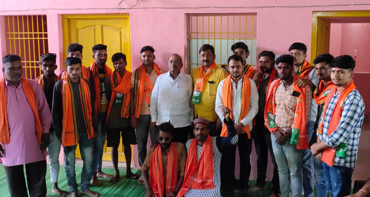 <em>जैजैपुर विधानसभा में राजनीतिक उठा पटक जोरों से-- कृष्णकांत चंद्रा के पक्ष में सैकड़ो बसपाई हो गए भाजपाई, पूर्व प्रदेश महामंत्री गिरधर गुप्ता की मौजूदगी में किया भाजपा प्रवेश</em>, बसपा के गढ़ में सेंधमारी के लिए भाजपा सजग <em>जैजैपुर विधानसभा में राजनीतिक उठा पटक जोरों से-- कृष्णकांत चंद्रा के पक्ष में सैकड़ो बसपाई हो गए भाजपाई, पूर्व प्रदेश महामंत्री गिरधर गुप्ता की मौजूदगी में किया भाजपा प्रवेश</em>, बसपा के गढ़ में सेंधमारी के लिए भाजपा सजग kshititech