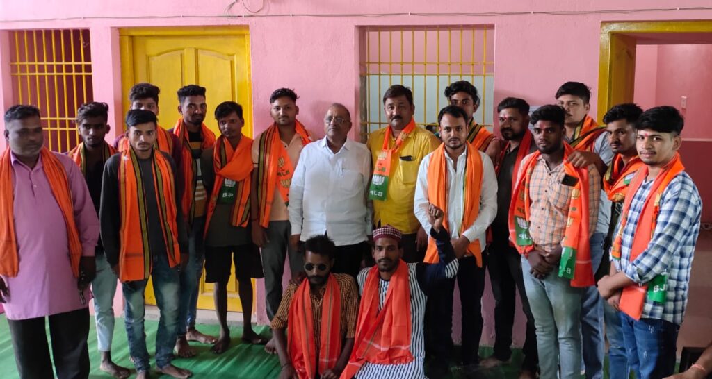 <em>जैजैपुर विधानसभा में राजनीतिक उठा पटक जोरों से-- कृष्णकांत चंद्रा के पक्ष में सैकड़ो बसपाई हो गए भाजपाई, पूर्व प्रदेश महामंत्री गिरधर गुप्ता की मौजूदगी में किया भाजपा प्रवेश</em>, बसपा के गढ़ में सेंधमारी के लिए भाजपा सजग <em>जैजैपुर विधानसभा में राजनीतिक उठा पटक जोरों से-- कृष्णकांत चंद्रा के पक्ष में सैकड़ो बसपाई हो गए भाजपाई, पूर्व प्रदेश महामंत्री गिरधर गुप्ता की मौजूदगी में किया भाजपा प्रवेश</em>, बसपा के गढ़ में सेंधमारी के लिए भाजपा सजग kshititech