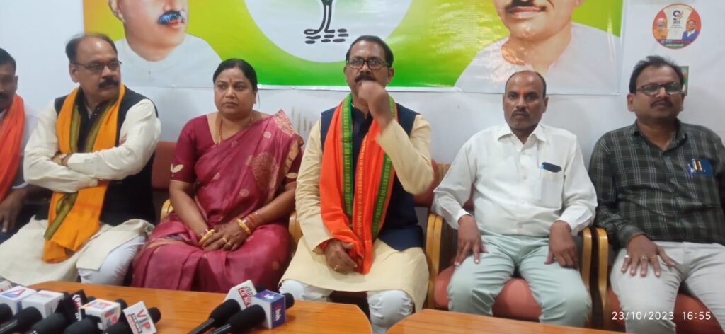 <em>कृष्णकांत चंद्रा ने मांगी प्रशासन से सुरक्षा-- कहा मैं अपने आप को महसूस कर रहा असुरक्षित, सत्ता के नशे में चूर है कांग्रेस, 23 अक्टूबर की घटना को लेकर,महिला मोर्चा महामंत्री मोहन कुमारी साहू ने भी लगाए कांग्रेस नेताओं पर बदसलूकी के आरोप</em>, शक्ति जिले में सीएम की सभा को लेकर रोके गए भाजपा जिला अध्यक्ष चंद्रा <em>कृष्णकांत चंद्रा ने मांगी प्रशासन से सुरक्षा-- कहा मैं अपने आप को महसूस कर रहा असुरक्षित, सत्ता के नशे में चूर है कांग्रेस, 23 अक्टूबर की घटना को लेकर,महिला मोर्चा महामंत्री मोहन कुमारी साहू ने भी लगाए कांग्रेस नेताओं पर बदसलूकी के आरोप</em>, शक्ति जिले में सीएम की सभा को लेकर रोके गए भाजपा जिला अध्यक्ष चंद्रा kshititech
