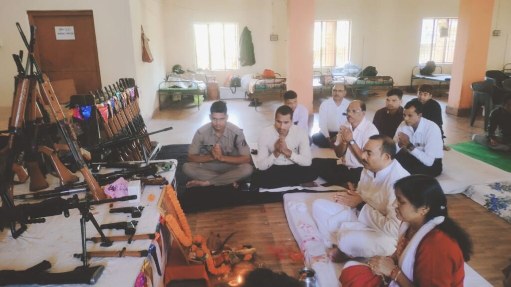 <em>शक्ति के पुलिस रक्षित केंद्र में विजयदशमी पर हुई शस्त्र पूजा, एसपी अहिरे सहित पुलिस अधिकारी रहे मौजूद</em>, आईपीएस साहिरी ने कहा शास्त्रों की पूजा से विभाग को मिलती है सकारात्मक ऊर्जा, बाजार ग्राउंड में हुई हवाई फायरिंग <em>शक्ति के पुलिस रक्षित केंद्र में विजयदशमी पर हुई शस्त्र पूजा, एसपी अहिरे सहित पुलिस अधिकारी रहे मौजूद</em>, आईपीएस साहिरी ने कहा शास्त्रों की पूजा से विभाग को मिलती है सकारात्मक ऊर्जा, बाजार ग्राउंड में हुई हवाई फायरिंग kshititech