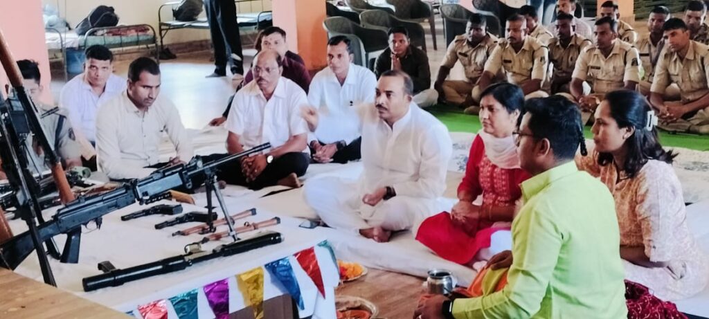<em>शक्ति के पुलिस रक्षित केंद्र में विजयदशमी पर हुई शस्त्र पूजा, एसपी अहिरे सहित पुलिस अधिकारी रहे मौजूद</em>, आईपीएस साहिरी ने कहा शास्त्रों की पूजा से विभाग को मिलती है सकारात्मक ऊर्जा, बाजार ग्राउंड में हुई हवाई फायरिंग <em>शक्ति के पुलिस रक्षित केंद्र में विजयदशमी पर हुई शस्त्र पूजा, एसपी अहिरे सहित पुलिस अधिकारी रहे मौजूद</em>, आईपीएस साहिरी ने कहा शास्त्रों की पूजा से विभाग को मिलती है सकारात्मक ऊर्जा, बाजार ग्राउंड में हुई हवाई फायरिंग kshititech