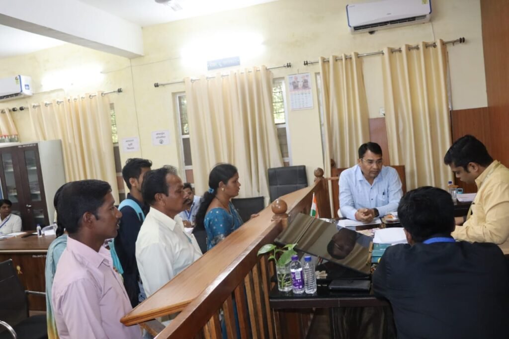 <em>शक्ति के जिला कलेक्ट्रेट में चल रहा नामांकन दाखिले का कार्य जोरों से, 26 अक्टूबर को पांच प्रत्याशियों ने किया नामांकन दाखिल, 30 अक्टूबर तक होगा नामांकन का कार्य, 2 </em>नवंबर<em> नाम वापसी की अंतिम तिथि, कलेक्टर नूपुर के निर्देशन में प्रशासनिक अमला सक्रिय</em> kshititech