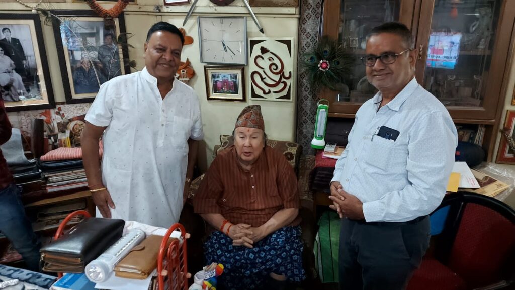 <em>पूर्व मंत्री राजा साहब के जन्मदिन पर दिग्गजों एवं संस्था प्रमुखों ने दी महल पहुंचकर बधाई, आगंतुको के सम्मान में हुआ प्रीतिभोज का आयोजन, राजा साहब ने कहा- छत्तीसगढ़ में जैसा शासन चलना चाहिए वैसा कुछ नहीं</em>, राजा साहब ने कहा-- सभी विभागों में भ्रष्टाचार का खेल चरम सीमा पर, पैसे लेकर सरकारी नौकरियों में हो रही जमकर भर्ती <em>पूर्व मंत्री राजा साहब के जन्मदिन पर दिग्गजों एवं संस्था प्रमुखों ने दी महल पहुंचकर बधाई, आगंतुको के सम्मान में हुआ प्रीतिभोज का आयोजन, राजा साहब ने कहा- छत्तीसगढ़ में जैसा शासन चलना चाहिए वैसा कुछ नहीं</em>, राजा साहब ने कहा-- सभी विभागों में भ्रष्टाचार का खेल चरम सीमा पर, पैसे लेकर सरकारी नौकरियों में हो रही जमकर भर्ती kshititech
