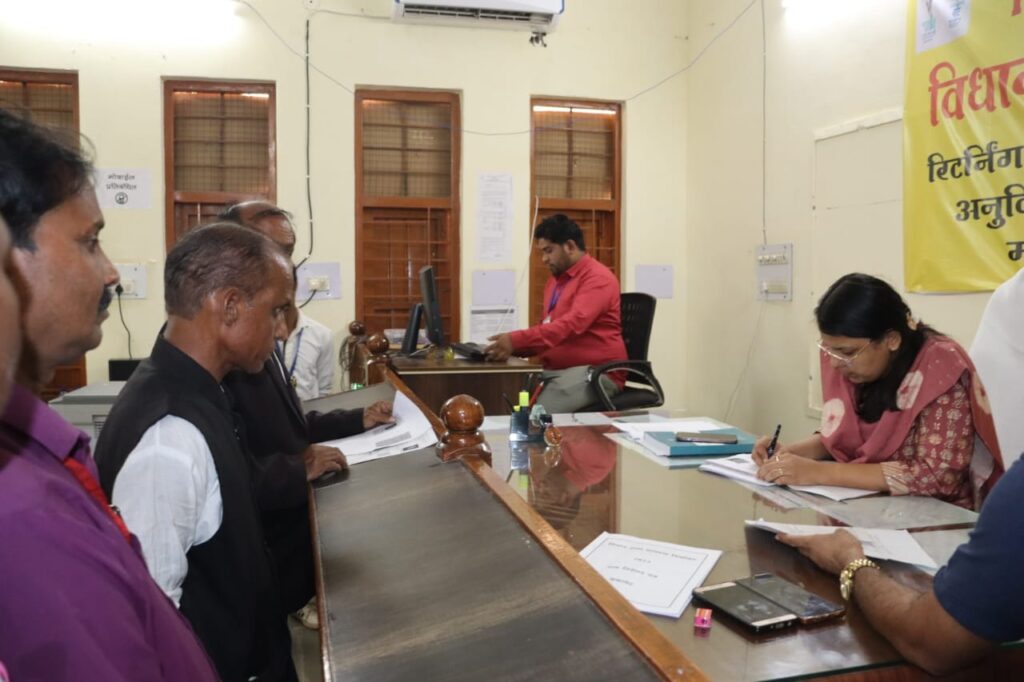 कलेक्टर नूपुर के नेतृत्व में जिले में नाम निर्देशन की चल रही सुचारु व्यवस्था--<em>सक्ति जिले के तीन विधानसभा क्षेत्रों के लिए 8 अभ्यर्थियों ने लिए नाम निर्देशन पत्र और 8 अभ्यर्थियों ने जमा किया नाम निर्देशन पत्र, कलेक्टर नूपुर राशि पन्ना के मार्गदर्शन में जिले में निर्वाचन अमला सक्रिय</em> कलेक्टर नूपुर के नेतृत्व में जिले में नाम निर्देशन की चल रही सुचारु व्यवस्था--<em>सक्ति जिले के तीन विधानसभा क्षेत्रों के लिए 8 अभ्यर्थियों ने लिए नाम निर्देशन पत्र और 8 अभ्यर्थियों ने जमा किया नाम निर्देशन पत्र, कलेक्टर नूपुर राशि पन्ना के मार्गदर्शन में जिले में निर्वाचन अमला सक्रिय</em> kshititech