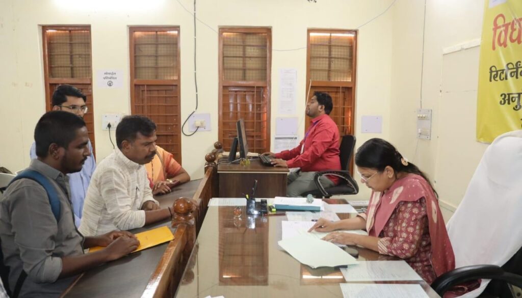 कलेक्टर नूपुर के नेतृत्व में जिले में नाम निर्देशन की चल रही सुचारु व्यवस्था--<em>सक्ति जिले के तीन विधानसभा क्षेत्रों के लिए 8 अभ्यर्थियों ने लिए नाम निर्देशन पत्र और 8 अभ्यर्थियों ने जमा किया नाम निर्देशन पत्र, कलेक्टर नूपुर राशि पन्ना के मार्गदर्शन में जिले में निर्वाचन अमला सक्रिय</em> कलेक्टर नूपुर के नेतृत्व में जिले में नाम निर्देशन की चल रही सुचारु व्यवस्था--<em>सक्ति जिले के तीन विधानसभा क्षेत्रों के लिए 8 अभ्यर्थियों ने लिए नाम निर्देशन पत्र और 8 अभ्यर्थियों ने जमा किया नाम निर्देशन पत्र, कलेक्टर नूपुर राशि पन्ना के मार्गदर्शन में जिले में निर्वाचन अमला सक्रिय</em> kshititech
