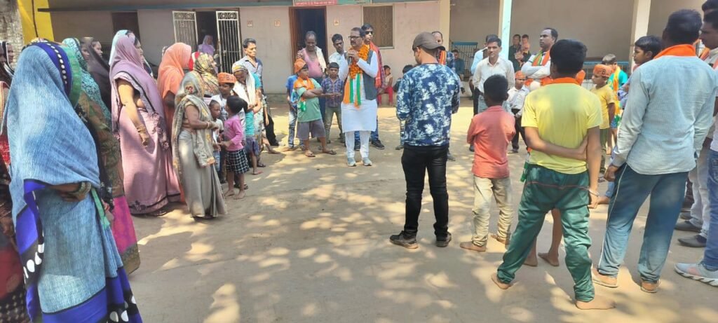 जैजैपुर का चुनावी समर--<em>गरीबों को आवास, घर घर नल जल, किसान पेंशन देने वाली भाजपा पार्टी को दे सेवा का एक मौका -कृष्णकांत चंद्रा,प्रत्याशी कृष्णकांत चंद्रा पहुंचे ग्राम गलगलाडीह,जैजैपुर विधानसभा में होगा बड़ा परिवर्तन, मन बना लिया है जनता ने</em>, कृष्णकांत मतदाताओं की पसंद kshititech