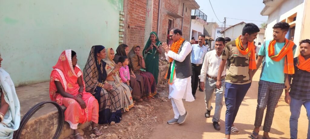 जैजैपुर का चुनावी समर--<em>गरीबों को आवास, घर घर नल जल, किसान पेंशन देने वाली भाजपा पार्टी को दे सेवा का एक मौका -कृष्णकांत चंद्रा,प्रत्याशी कृष्णकांत चंद्रा पहुंचे ग्राम गलगलाडीह,जैजैपुर विधानसभा में होगा बड़ा परिवर्तन, मन बना लिया है जनता ने</em>, कृष्णकांत मतदाताओं की पसंद kshititech