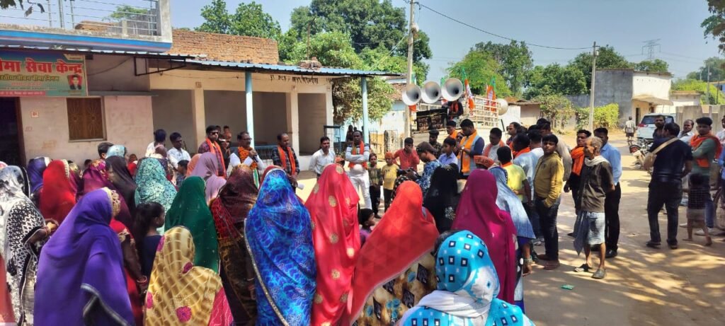 जैजैपुर का चुनावी समर--<em>गरीबों को आवास, घर घर नल जल, किसान पेंशन देने वाली भाजपा पार्टी को दे सेवा का एक मौका -कृष्णकांत चंद्रा,प्रत्याशी कृष्णकांत चंद्रा पहुंचे ग्राम गलगलाडीह,जैजैपुर विधानसभा में होगा बड़ा परिवर्तन, मन बना लिया है जनता ने</em>, कृष्णकांत मतदाताओं की पसंद kshititech