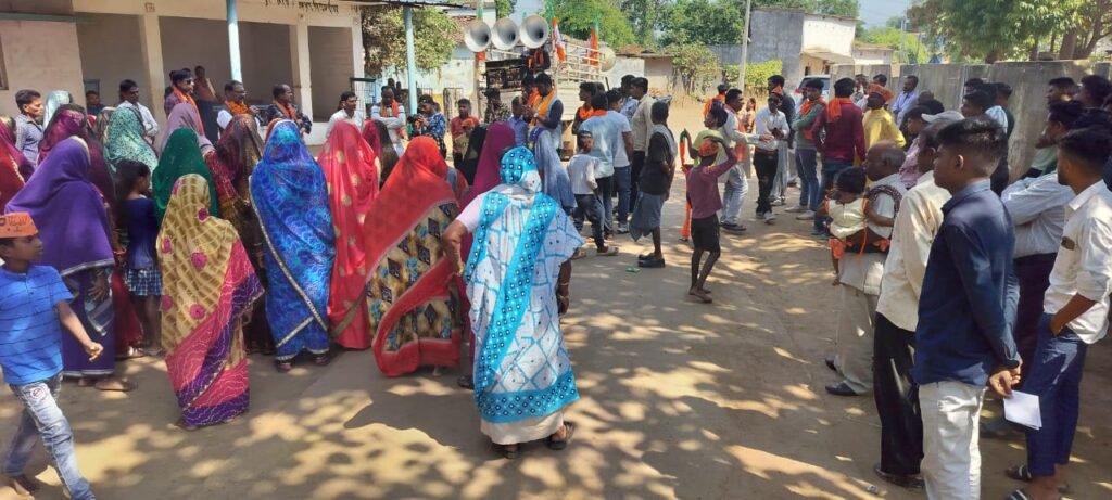 जैजैपुर का चुनावी समर--<em>गरीबों को आवास, घर घर नल जल, किसान पेंशन देने वाली भाजपा पार्टी को दे सेवा का एक मौका -कृष्णकांत चंद्रा,प्रत्याशी कृष्णकांत चंद्रा पहुंचे ग्राम गलगलाडीह,जैजैपुर विधानसभा में होगा बड़ा परिवर्तन, मन बना लिया है जनता ने</em>, कृष्णकांत मतदाताओं की पसंद kshititech