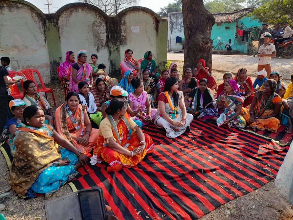 सफेद महल की बहु रानी दिव्या भी उतरी महंत के प्रचार में--<em>कांग्रेस के प्रति महिला मतदाताओं में दिख रहा भारी उत्साह-- नगर पालिका क्षेत्र शक्ति में 29 अक्टूबर को महिला कांग्रेस नेत्रियों ने किया संपर्क अभियान</em>, बघेल सरकार की योजनाओं को लेकर मतदाता फिर से चुनेंगे कांग्रेस की सरकार kshititech