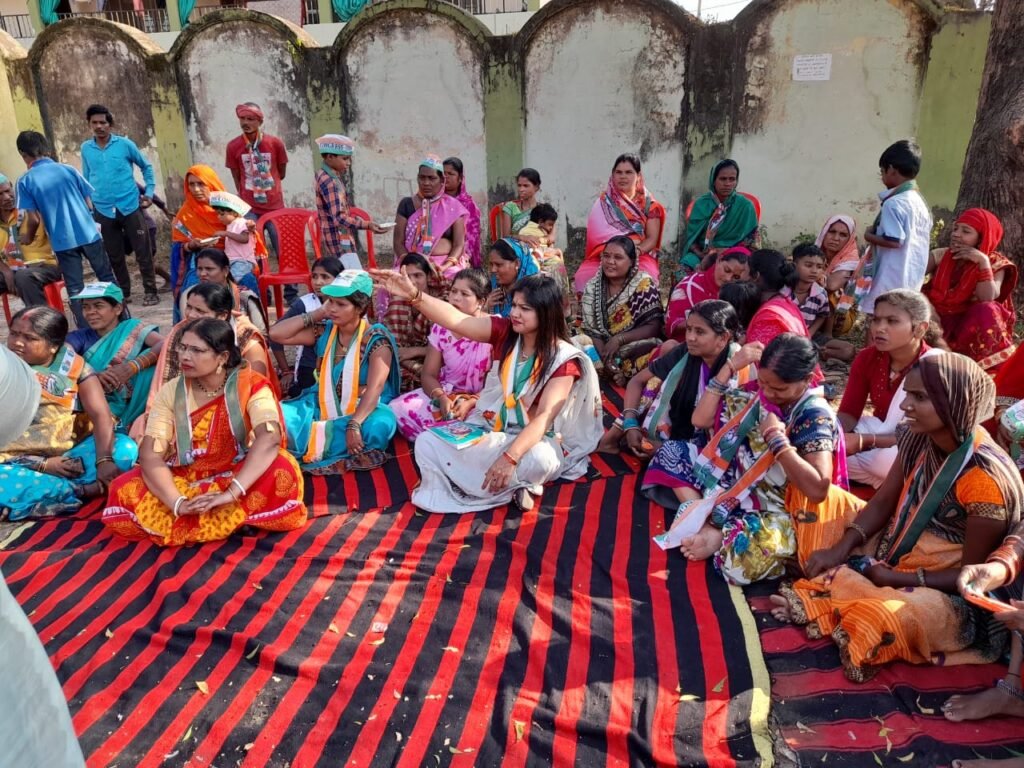 सफेद महल की बहु रानी दिव्या भी उतरी महंत के प्रचार में--<em>कांग्रेस के प्रति महिला मतदाताओं में दिख रहा भारी उत्साह-- नगर पालिका क्षेत्र शक्ति में 29 अक्टूबर को महिला कांग्रेस नेत्रियों ने किया संपर्क अभियान</em>, बघेल सरकार की योजनाओं को लेकर मतदाता फिर से चुनेंगे कांग्रेस की सरकार kshititech