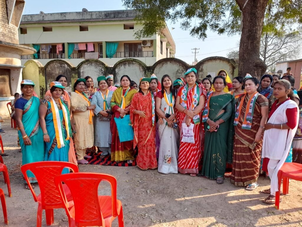 सफेद महल की बहु रानी दिव्या भी उतरी महंत के प्रचार में--<em>कांग्रेस के प्रति महिला मतदाताओं में दिख रहा भारी उत्साह-- नगर पालिका क्षेत्र शक्ति में 29 अक्टूबर को महिला कांग्रेस नेत्रियों ने किया संपर्क अभियान</em>, बघेल सरकार की योजनाओं को लेकर मतदाता फिर से चुनेंगे कांग्रेस की सरकार kshititech