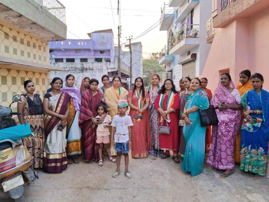 महंत को जिताने महिला मोर्चा ने संभाली कमान-- <em>शक्ति शहर के 18 वार्डों में महिला कांग्रेस पदाधिकारीयो का सघन जनसंपर्क,सभी वार्डो के घर-घर में पहुंचे कांग्रेस पदाधिकारी,कांग्रेस को सहयोग करने की करी अपील</em>, बघेल सरकार की योजनाओं की जानकारी दे रहे कार्यकर्ता महंत को जिताने महिला मोर्चा ने संभाली कमान-- <em>शक्ति शहर के 18 वार्डों में महिला कांग्रेस पदाधिकारीयो का सघन जनसंपर्क,सभी वार्डो के घर-घर में पहुंचे कांग्रेस पदाधिकारी,कांग्रेस को सहयोग करने की करी अपील</em>, बघेल सरकार की योजनाओं की जानकारी दे रहे कार्यकर्ता kshititech