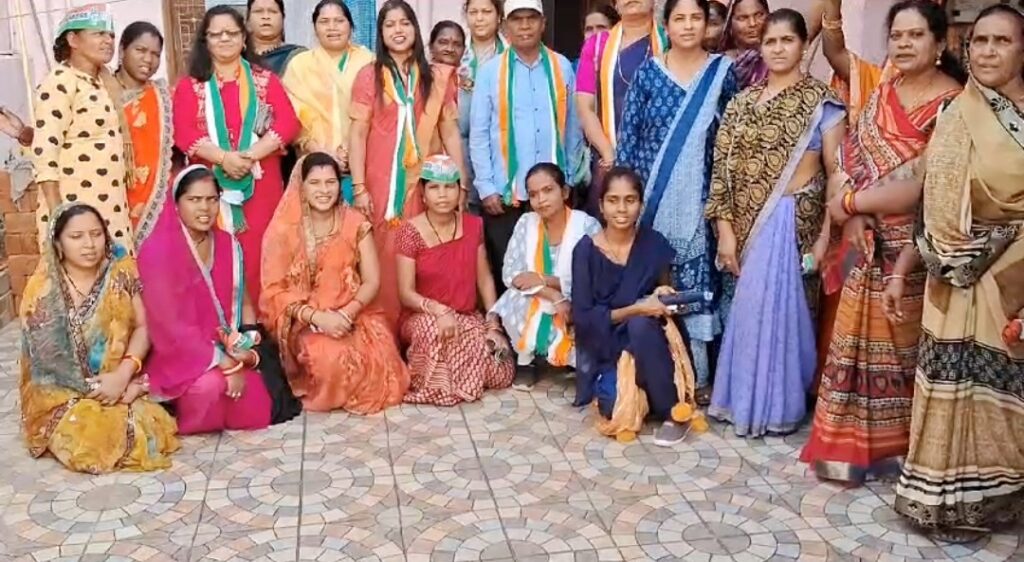महंत को जिताने महिला मोर्चा ने संभाली कमान-- <em>शक्ति शहर के 18 वार्डों में महिला कांग्रेस पदाधिकारीयो का सघन जनसंपर्क,सभी वार्डो के घर-घर में पहुंचे कांग्रेस पदाधिकारी,कांग्रेस को सहयोग करने की करी अपील</em>, बघेल सरकार की योजनाओं की जानकारी दे रहे कार्यकर्ता महंत को जिताने महिला मोर्चा ने संभाली कमान-- <em>शक्ति शहर के 18 वार्डों में महिला कांग्रेस पदाधिकारीयो का सघन जनसंपर्क,सभी वार्डो के घर-घर में पहुंचे कांग्रेस पदाधिकारी,कांग्रेस को सहयोग करने की करी अपील</em>, बघेल सरकार की योजनाओं की जानकारी दे रहे कार्यकर्ता kshititech
