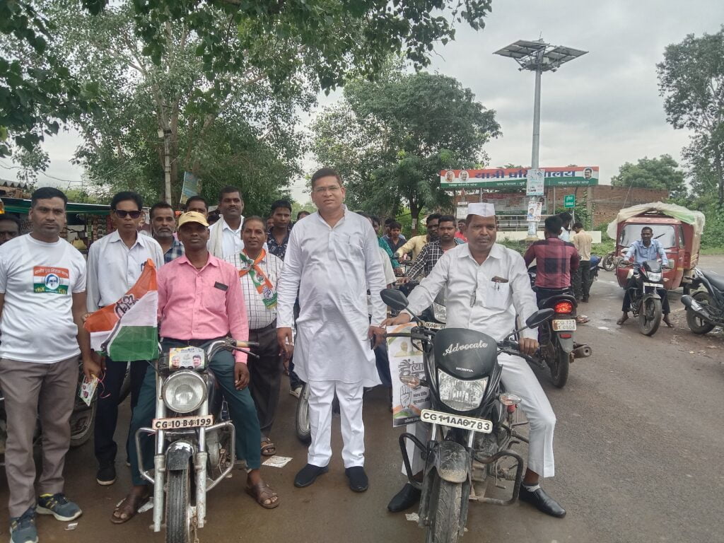 <em>वीआईपी कल्चर से दूर मोटरसाइकिल पर सवार महंत निकले भरोसे की यात्रा में-- जनता ने कहा फिर से हमें है आप पर भरोसा,उमड़ पड़ा जन सैलाब, 20000 की संख्या में लोग रहे रैली में मौजूद, बुजुर्ग माताओ ने भी दिया महंत को आशीर्वाद</em>, शक्ति में पहली बार किसी राजनीतिक पार्टी की चुनाव पूर्व यात्रा में दिखा ऐसा उत्साह, जनता ने कहा--ए दारी- फिर हावे महंत के बारी <em>वीआईपी कल्चर से दूर मोटरसाइकिल पर सवार महंत निकले भरोसे की यात्रा में-- जनता ने कहा फिर से हमें है आप पर भरोसा,उमड़ पड़ा जन सैलाब, 20000 की संख्या में लोग रहे रैली में मौजूद, बुजुर्ग माताओ ने भी दिया महंत को आशीर्वाद</em>, शक्ति में पहली बार किसी राजनीतिक पार्टी की चुनाव पूर्व यात्रा में दिखा ऐसा उत्साह, जनता ने कहा--ए दारी- फिर हावे महंत के बारी kshititech