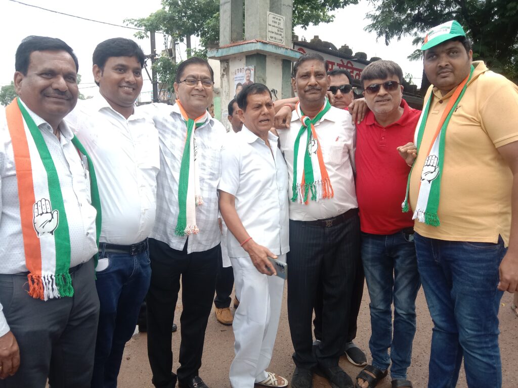 <em>वीआईपी कल्चर से दूर मोटरसाइकिल पर सवार महंत निकले भरोसे की यात्रा में-- जनता ने कहा फिर से हमें है आप पर भरोसा,उमड़ पड़ा जन सैलाब, 20000 की संख्या में लोग रहे रैली में मौजूद, बुजुर्ग माताओ ने भी दिया महंत को आशीर्वाद</em>, शक्ति में पहली बार किसी राजनीतिक पार्टी की चुनाव पूर्व यात्रा में दिखा ऐसा उत्साह, जनता ने कहा--ए दारी- फिर हावे महंत के बारी <em>वीआईपी कल्चर से दूर मोटरसाइकिल पर सवार महंत निकले भरोसे की यात्रा में-- जनता ने कहा फिर से हमें है आप पर भरोसा,उमड़ पड़ा जन सैलाब, 20000 की संख्या में लोग रहे रैली में मौजूद, बुजुर्ग माताओ ने भी दिया महंत को आशीर्वाद</em>, शक्ति में पहली बार किसी राजनीतिक पार्टी की चुनाव पूर्व यात्रा में दिखा ऐसा उत्साह, जनता ने कहा--ए दारी- फिर हावे महंत के बारी kshititech