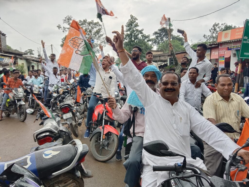 <em>वीआईपी कल्चर से दूर मोटरसाइकिल पर सवार महंत निकले भरोसे की यात्रा में-- जनता ने कहा फिर से हमें है आप पर भरोसा,उमड़ पड़ा जन सैलाब, 20000 की संख्या में लोग रहे रैली में मौजूद, बुजुर्ग माताओ ने भी दिया महंत को आशीर्वाद</em>, शक्ति में पहली बार किसी राजनीतिक पार्टी की चुनाव पूर्व यात्रा में दिखा ऐसा उत्साह, जनता ने कहा--ए दारी- फिर हावे महंत के बारी <em>वीआईपी कल्चर से दूर मोटरसाइकिल पर सवार महंत निकले भरोसे की यात्रा में-- जनता ने कहा फिर से हमें है आप पर भरोसा,उमड़ पड़ा जन सैलाब, 20000 की संख्या में लोग रहे रैली में मौजूद, बुजुर्ग माताओ ने भी दिया महंत को आशीर्वाद</em>, शक्ति में पहली बार किसी राजनीतिक पार्टी की चुनाव पूर्व यात्रा में दिखा ऐसा उत्साह, जनता ने कहा--ए दारी- फिर हावे महंत के बारी kshititech