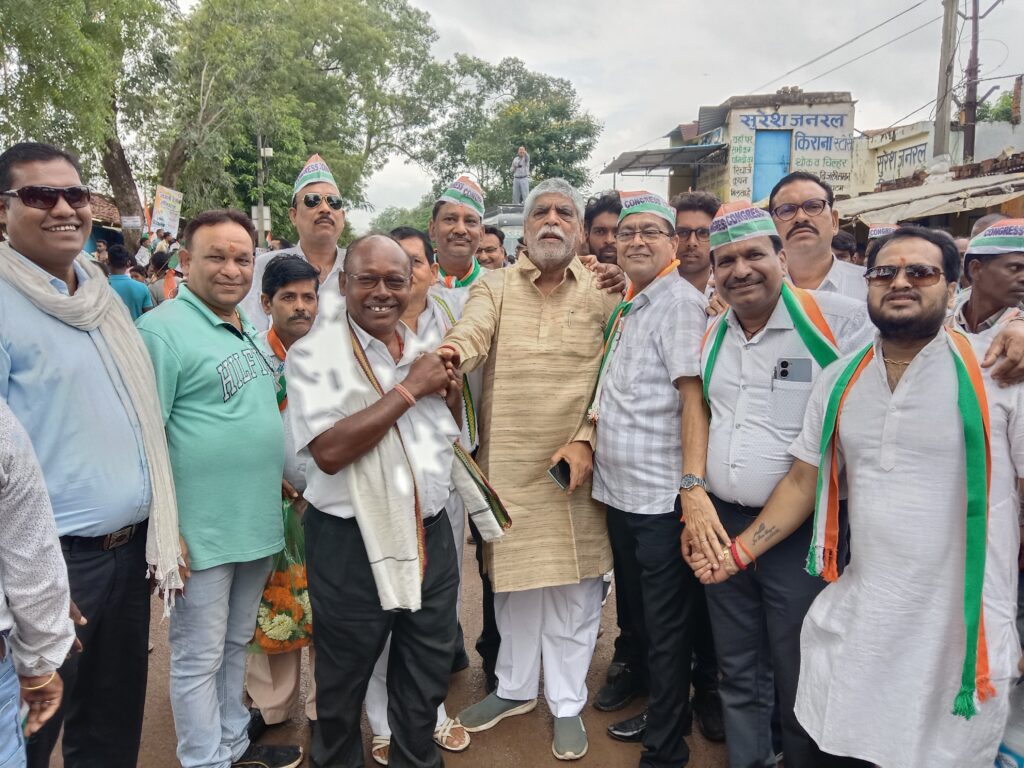 <em>वीआईपी कल्चर से दूर मोटरसाइकिल पर सवार महंत निकले भरोसे की यात्रा में-- जनता ने कहा फिर से हमें है आप पर भरोसा,उमड़ पड़ा जन सैलाब, 20000 की संख्या में लोग रहे रैली में मौजूद, बुजुर्ग माताओ ने भी दिया महंत को आशीर्वाद</em>, शक्ति में पहली बार किसी राजनीतिक पार्टी की चुनाव पूर्व यात्रा में दिखा ऐसा उत्साह, जनता ने कहा--ए दारी- फिर हावे महंत के बारी <em>वीआईपी कल्चर से दूर मोटरसाइकिल पर सवार महंत निकले भरोसे की यात्रा में-- जनता ने कहा फिर से हमें है आप पर भरोसा,उमड़ पड़ा जन सैलाब, 20000 की संख्या में लोग रहे रैली में मौजूद, बुजुर्ग माताओ ने भी दिया महंत को आशीर्वाद</em>, शक्ति में पहली बार किसी राजनीतिक पार्टी की चुनाव पूर्व यात्रा में दिखा ऐसा उत्साह, जनता ने कहा--ए दारी- फिर हावे महंत के बारी kshititech