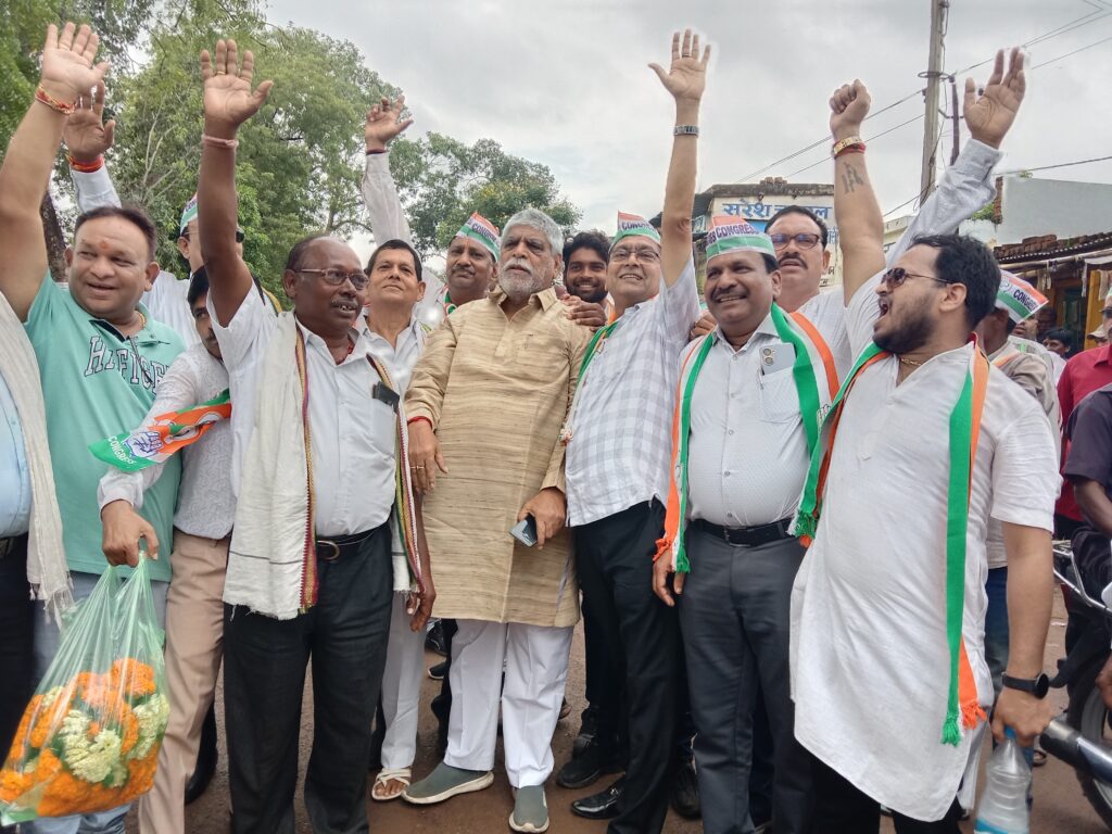 <em>वीआईपी कल्चर से दूर मोटरसाइकिल पर सवार महंत निकले भरोसे की यात्रा में-- जनता ने कहा फिर से हमें है आप पर भरोसा,उमड़ पड़ा जन सैलाब, 20000 की संख्या में लोग रहे रैली में मौजूद, बुजुर्ग माताओ ने भी दिया महंत को आशीर्वाद</em>, शक्ति में पहली बार किसी राजनीतिक पार्टी की चुनाव पूर्व यात्रा में दिखा ऐसा उत्साह, जनता ने कहा--ए दारी- फिर हावे महंत के बारी <em>वीआईपी कल्चर से दूर मोटरसाइकिल पर सवार महंत निकले भरोसे की यात्रा में-- जनता ने कहा फिर से हमें है आप पर भरोसा,उमड़ पड़ा जन सैलाब, 20000 की संख्या में लोग रहे रैली में मौजूद, बुजुर्ग माताओ ने भी दिया महंत को आशीर्वाद</em>, शक्ति में पहली बार किसी राजनीतिक पार्टी की चुनाव पूर्व यात्रा में दिखा ऐसा उत्साह, जनता ने कहा--ए दारी- फिर हावे महंत के बारी kshititech